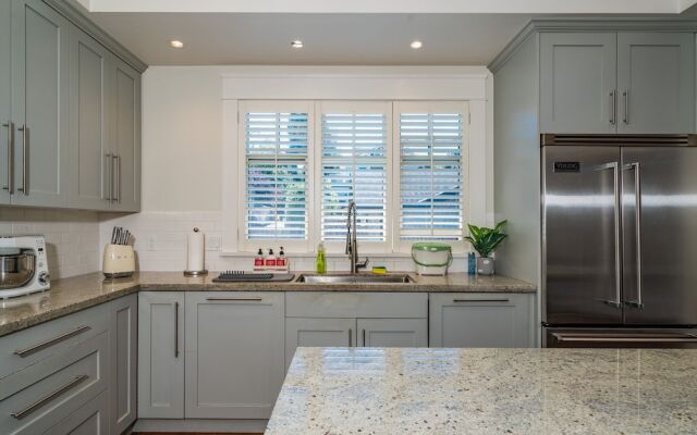 Elegant & Cozy Escape West Vancouver