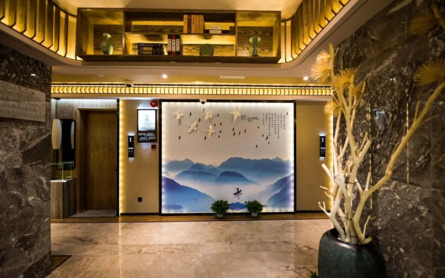 Elong Anyun Hotel (Shanghai Hongqiao International Airport Ziteng Road Subway Station)