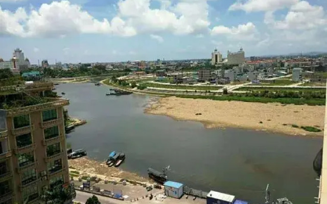 Pinshang Express Chain Hotel (Dongxing Guomen Port)