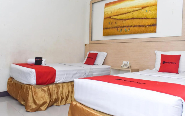 RedDoorz Plus near Sultan Hasanuddin Airport