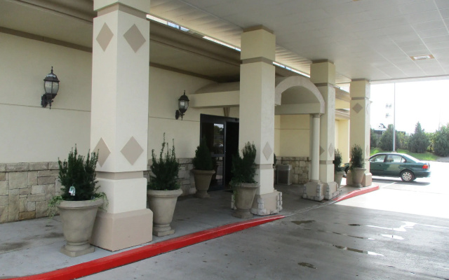 Crescent Hotel Kansas City South
