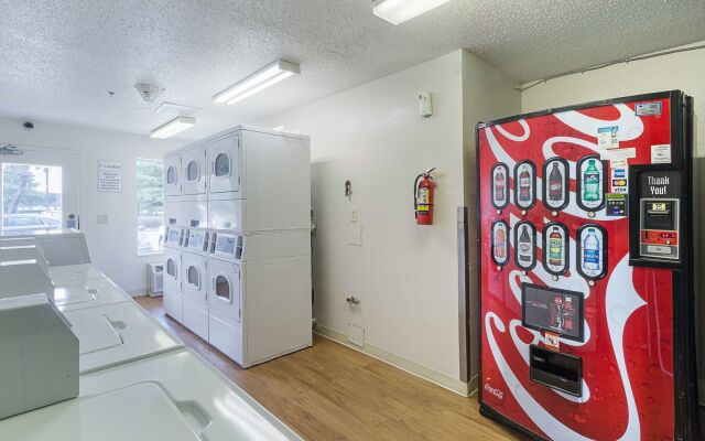 HomeTowne Studios by Red Roof Houston - West Oaks/ Energy Corridor