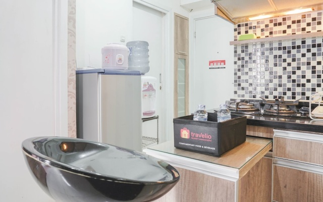 Cozy Stay at 2BR Green Pramuka Apartment near Shopping Center – Kitchen – Jakarta