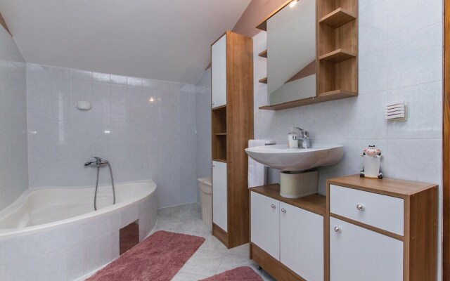 Amazing Home in Nedescina With Wifi and 5 Bedrooms