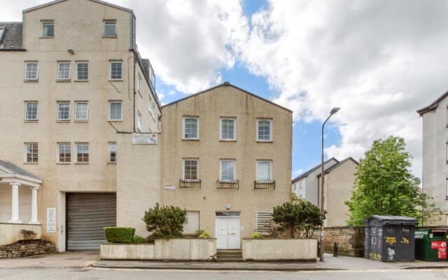 Central Bright 3 Bed Flat with Pool & Parking