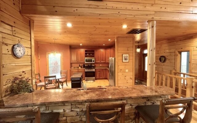 A true log cabin with 360 degree mountain views - Pet and Motorcycle friendly! 5 Bedroom Cabin by RedAwning