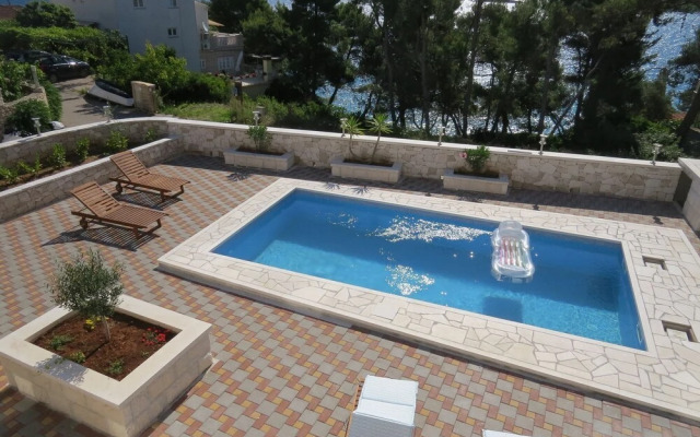 Sandra - With Swimming Pool - H