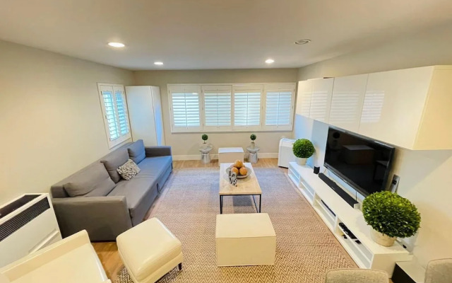 Modern 1Bd Famous  Venice 10B