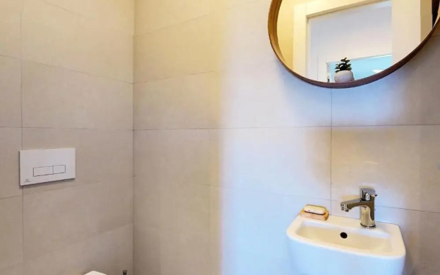 Mika's 2-Bedroom Seaview Flat & Parking