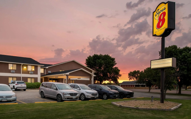 Super 8 by Wyndham Blue Earth
