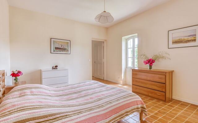 Quaint Holiday Home in Rustrel With Swimming Pool