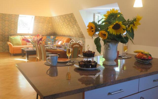 Schoenbrunn Gardens Deluxe Apartment