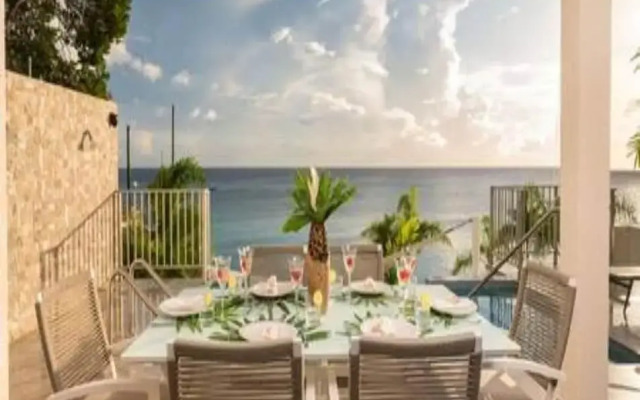 Villa Francoise - 4 Bedroom Beachfront w Pool