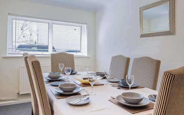Central 2BD with Garden and Free Parking