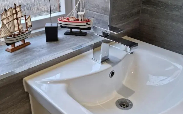 360 Serviced Accommodations - Waterfront Retreat - Modern Apartment