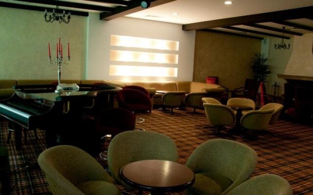 Everest Hotel