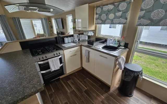 Oaklands Stunning Mini Lodge