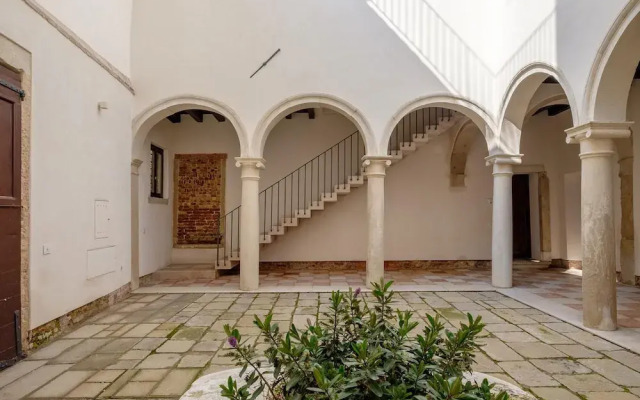 Venice Canal Palazzo Gracious and Modern 3 Bedroom Apartment