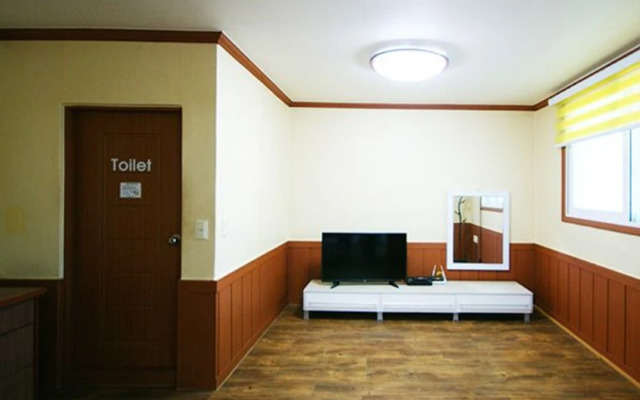 Anmyeondo Blue Ara Pension