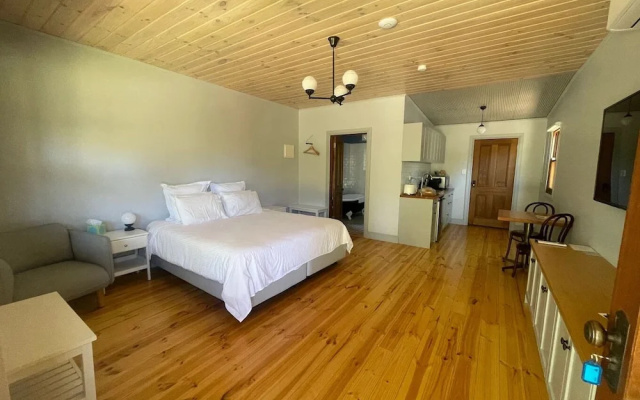 Tread Lightly Cabins – Guest Rooms – Adelaide