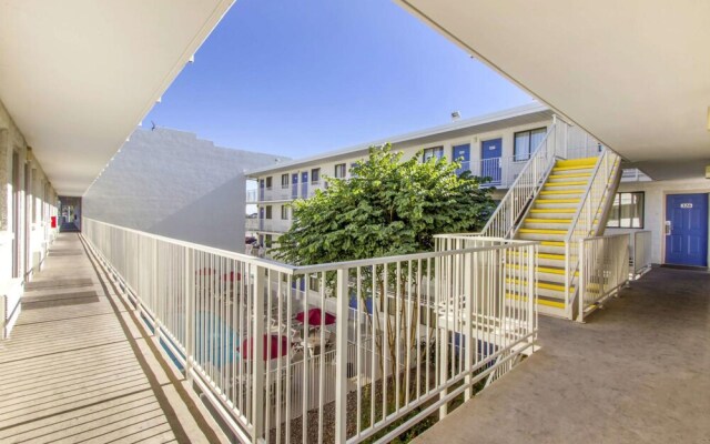 Motel 6 Phoenix - Northern Avenue