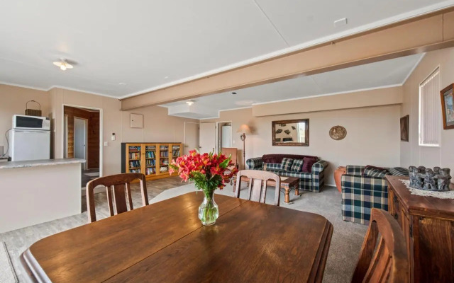 Oceanside Bach - Mount Maunganui Holiday Home