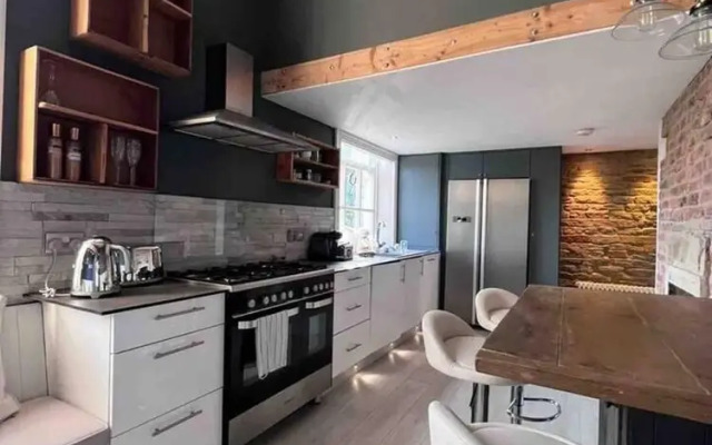 Luxury 3 Bedroom Penthouse w Massive Roof Terrace