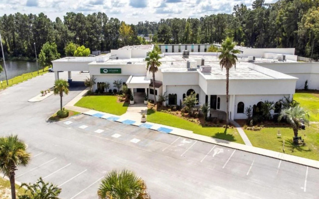 Cottonwood Suites Savannah Hotel & Conference Center