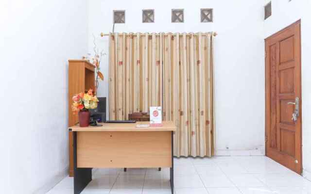 OYO 1680 Dahlia Guesthouse Near RSI Hidayatullah