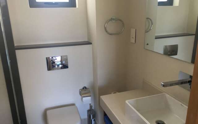 Immaculate Two Beds Luxury Marina Apartment