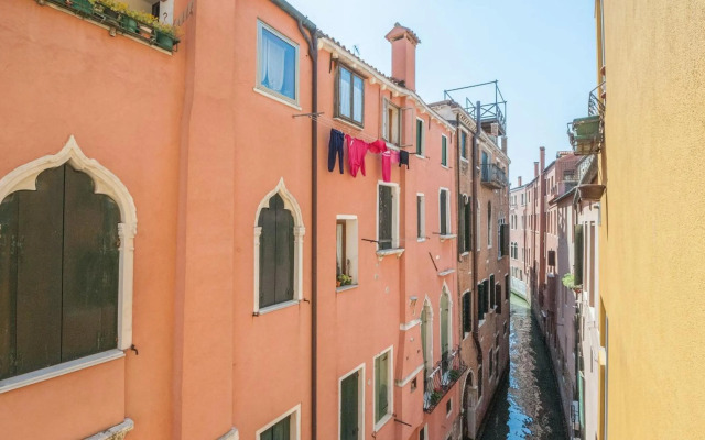 Stylish Renovated Apartment In The Heart Of The City