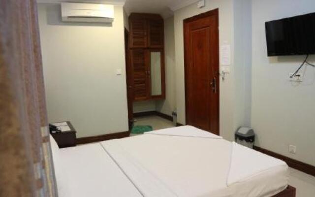 Holiday Hotel