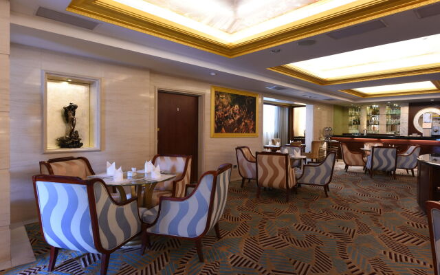 Lake Hotel