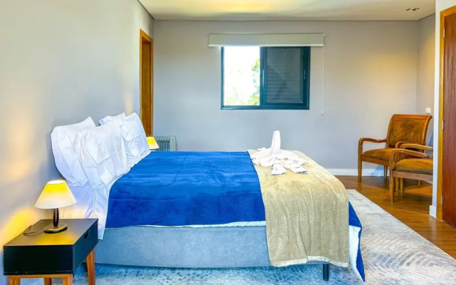 Casa com 4 Su tes Jacuzzi e Lareira Externa