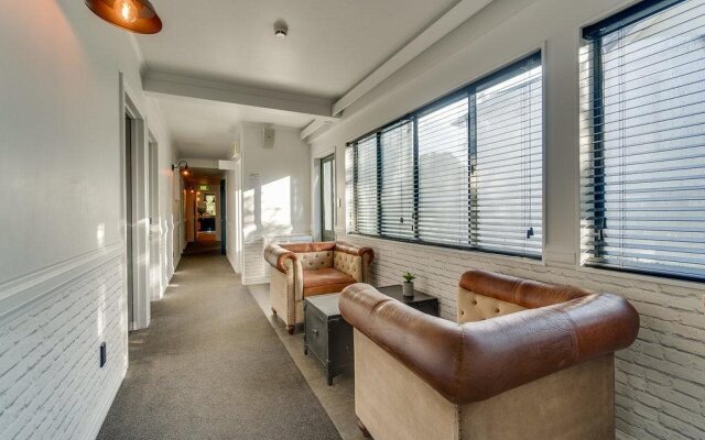 The Innbetween Lodge and Backpackers