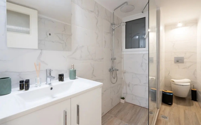 City Chic Apartment with Park View