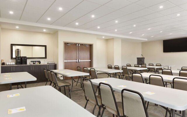 Days Inn and Suites Lindsay