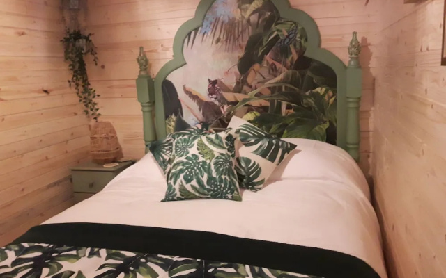 Cabin set in a Beautiful Romantic Tropical Garden