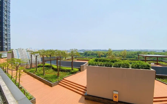 Great Location and Homey Studio Gold Coast Apartment near PIK