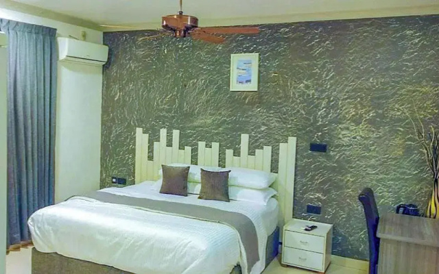 Turtle Inn Dharavandhoo