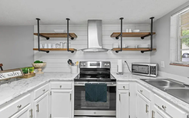 Modern 2br Condo in the Smokys!