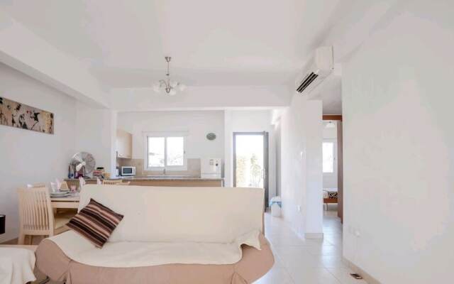 Spacious and Modern 2 bed Apartment in Peyia