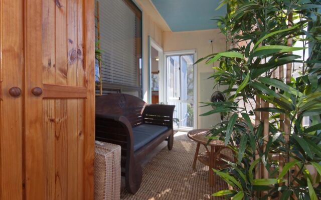 Christmas Bush Avenue, 2/1