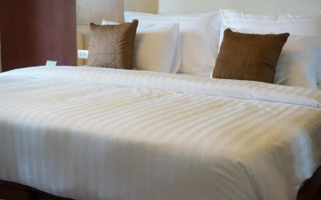 The Country Lake View Hotel