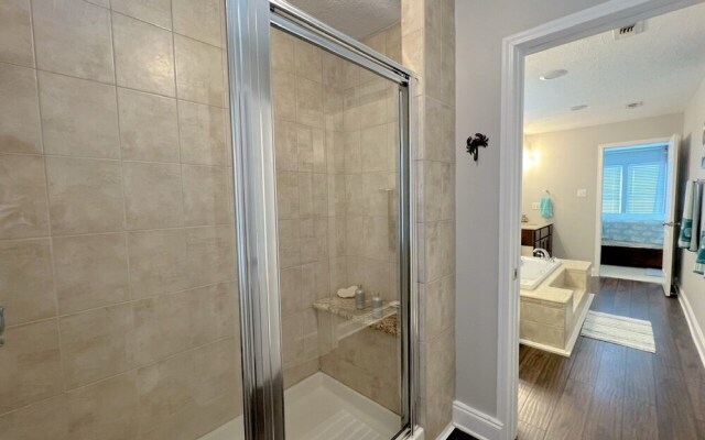 Sea-renity 3 Bedroom Home by Redawning