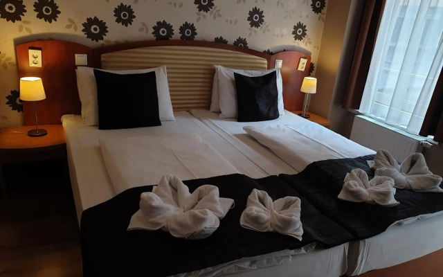Six Inn Hotel