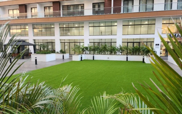 Luxurious & Comfy Gem-5 Star Location-pools, Gym!