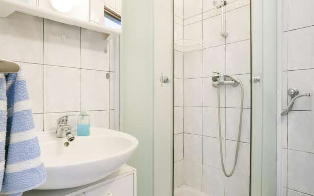 Lovely Apartment in Pirovac With Balcony