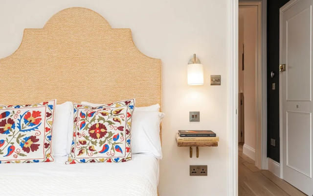 Elegant Flat Near Notting Hill by Underthedoormat