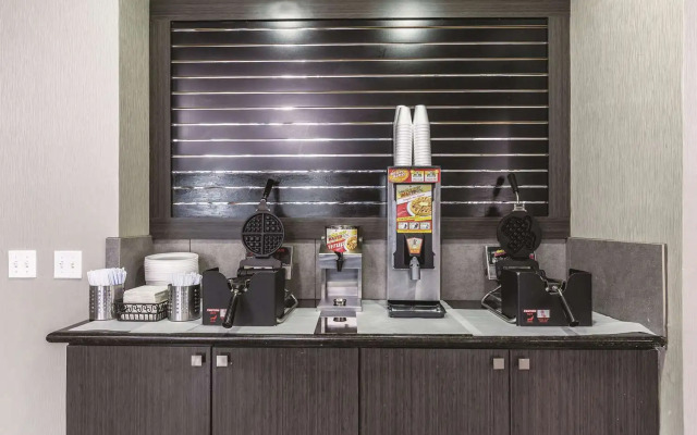 Platinum Inn & Suites Webster